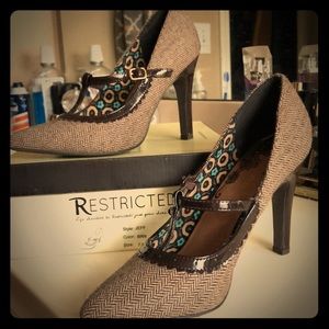 Restricted heels in brown herringbone pattern